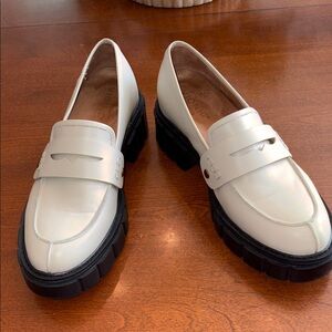 Ladies Sz 9.5 Vionic Off White Loafers with Black Platform Soles